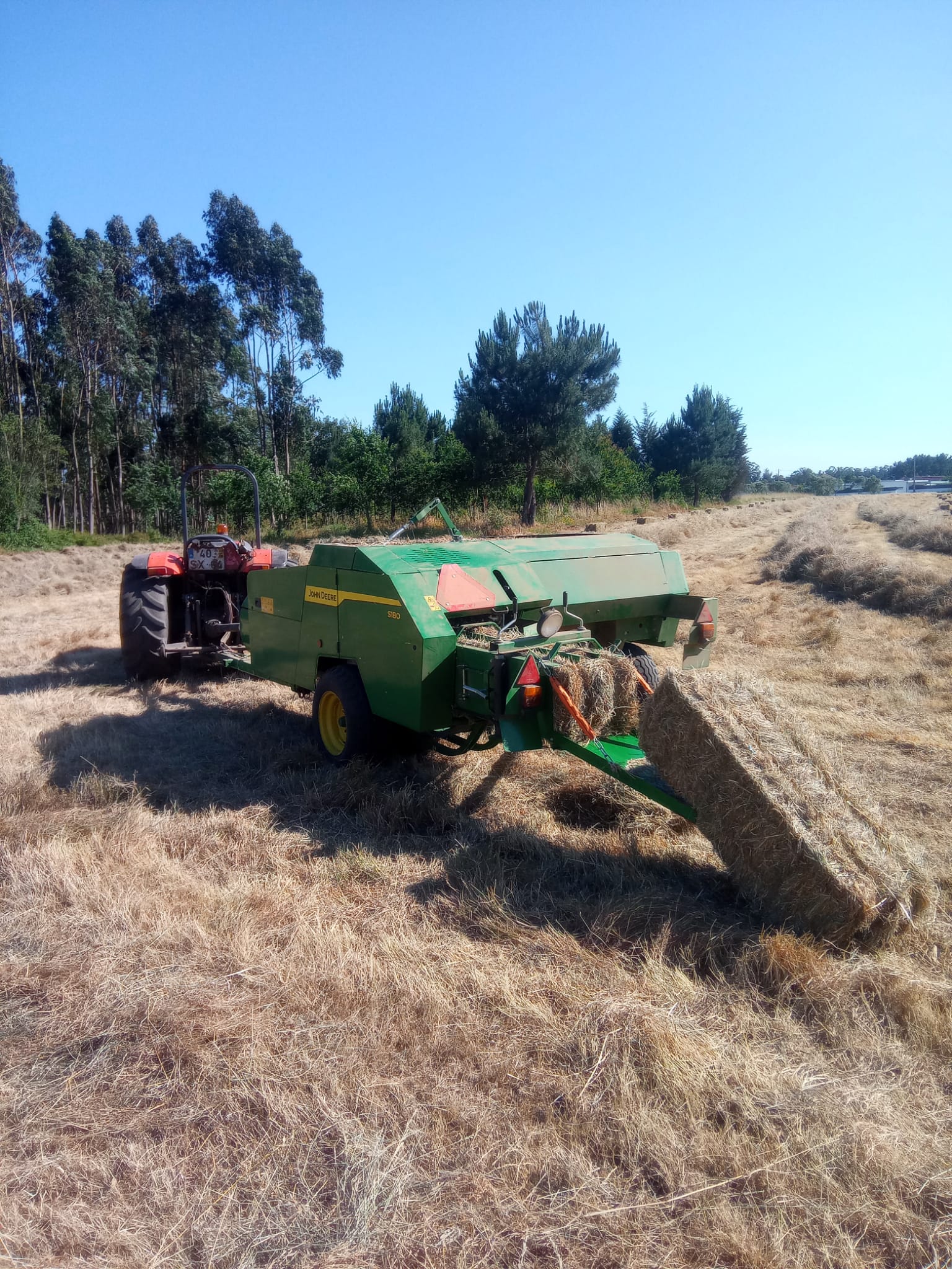 Venda de fardos de palha em Leiria, pronta para transporte.