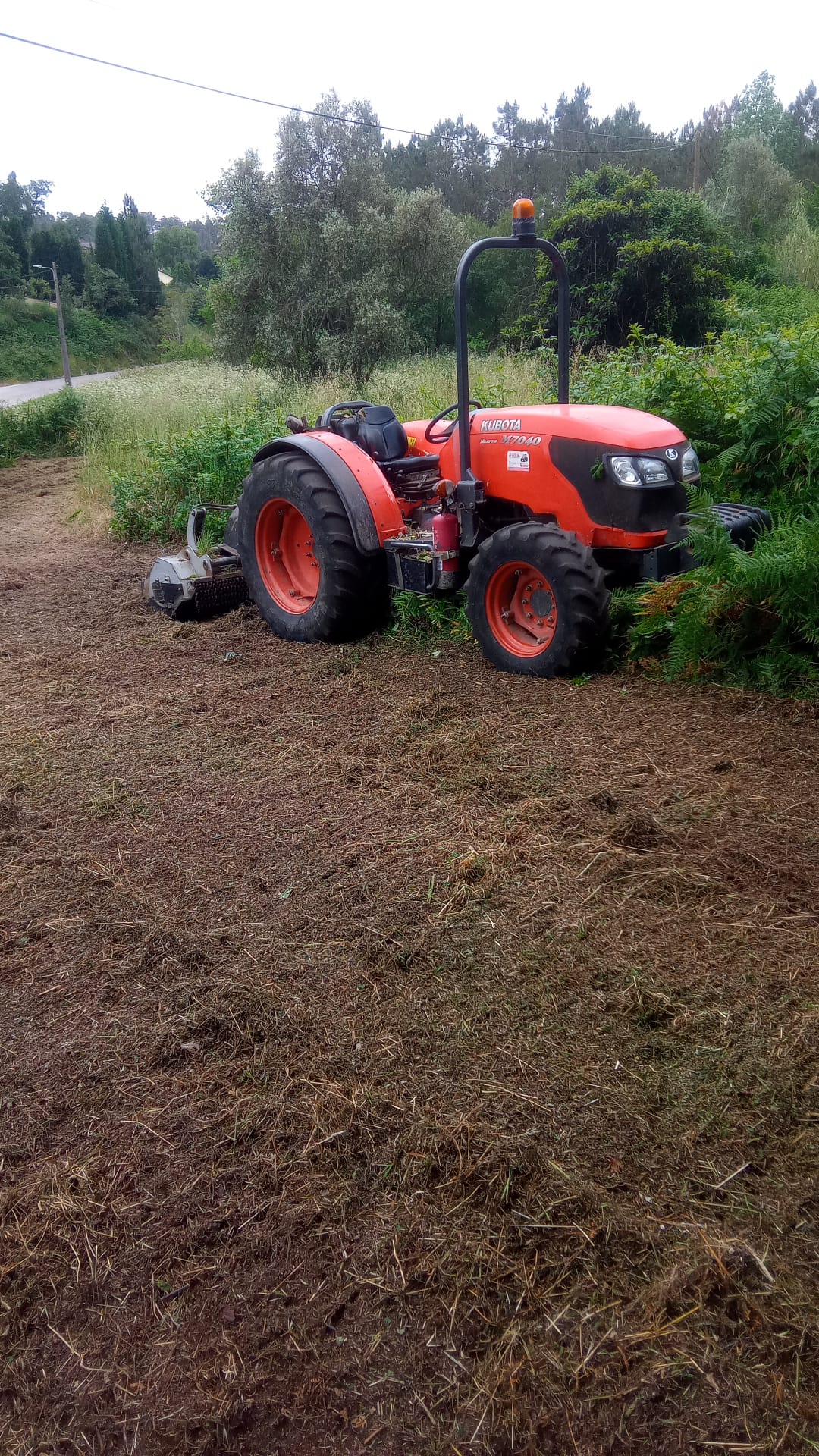 Máquinas agrícolas em operação durante trabalhos no campo em Leiria.